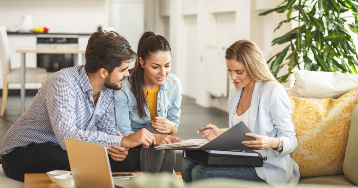 Financieel adviseur in gesprek met stel