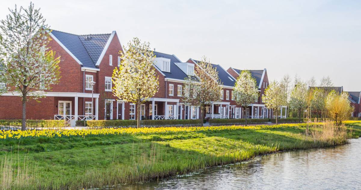een rij moderne huizen in Nederland