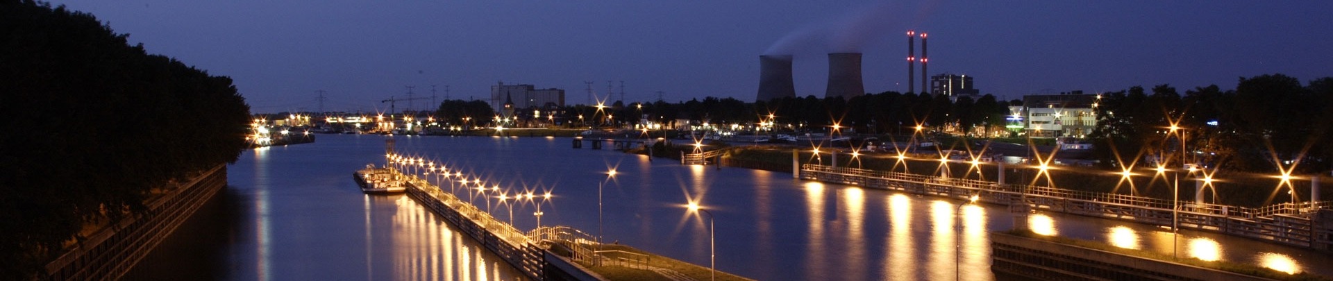 De haven van Maasbracht in de avond